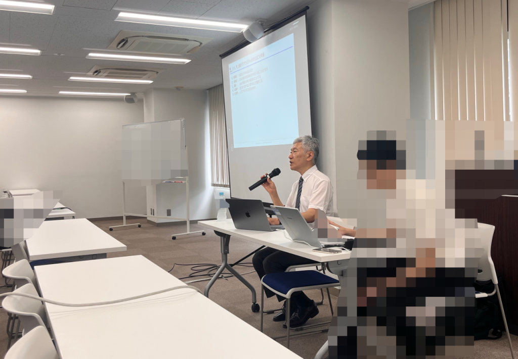 取締役・アクセシビリティ事業部長の飯塚慎司が話している様子
