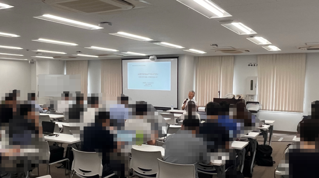 参加者が講演を聞いている様子